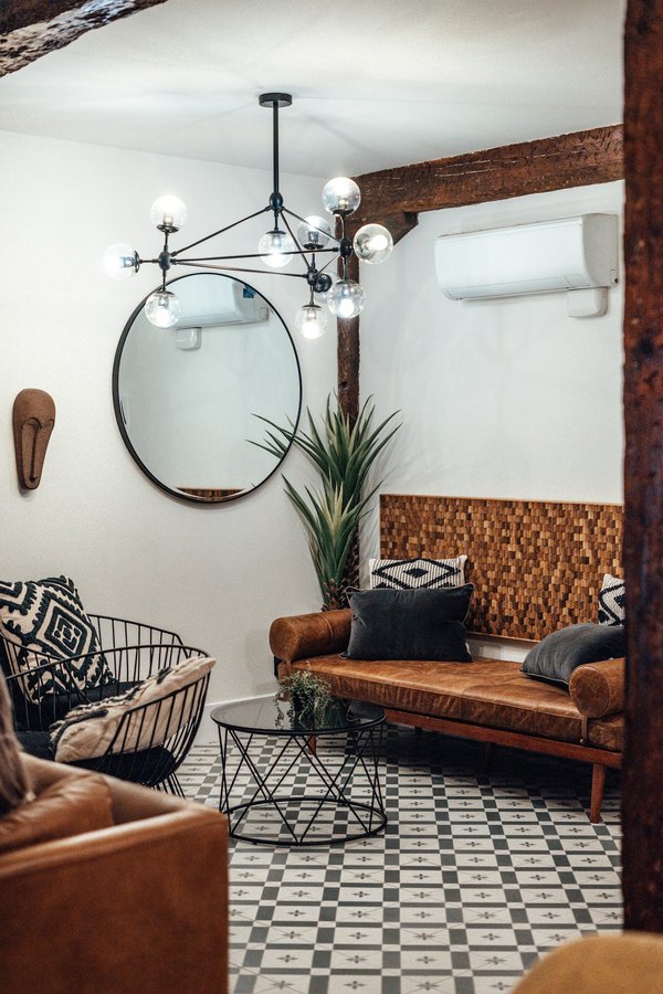 Les miroirs de salon : Esthétique, fonctionnalité et tendances design à suivre